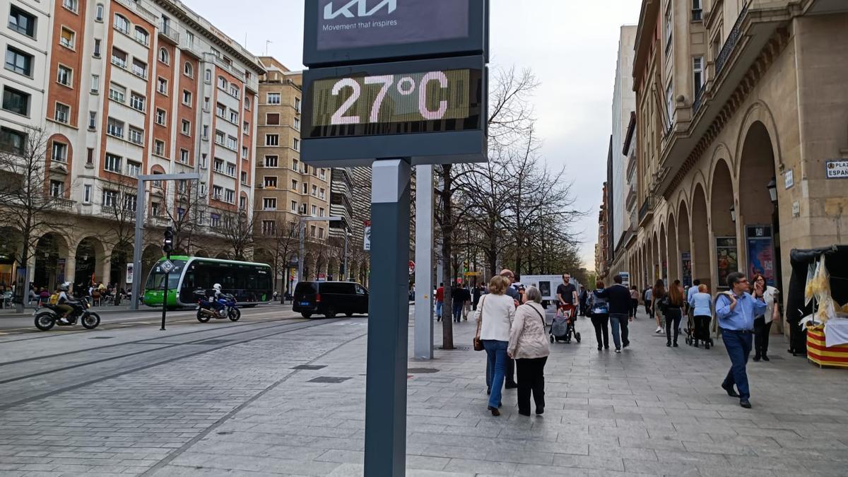 Un termómetro marca los 27 grados, este jueves en el paseo de la Independencia de Zaragoza.