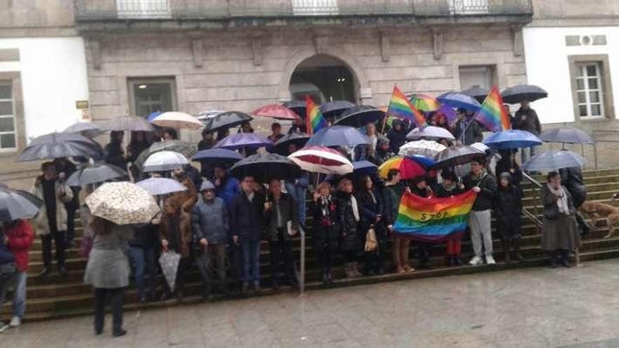 Concentración en las escaleras del Marco contra la homofobia. // FdV