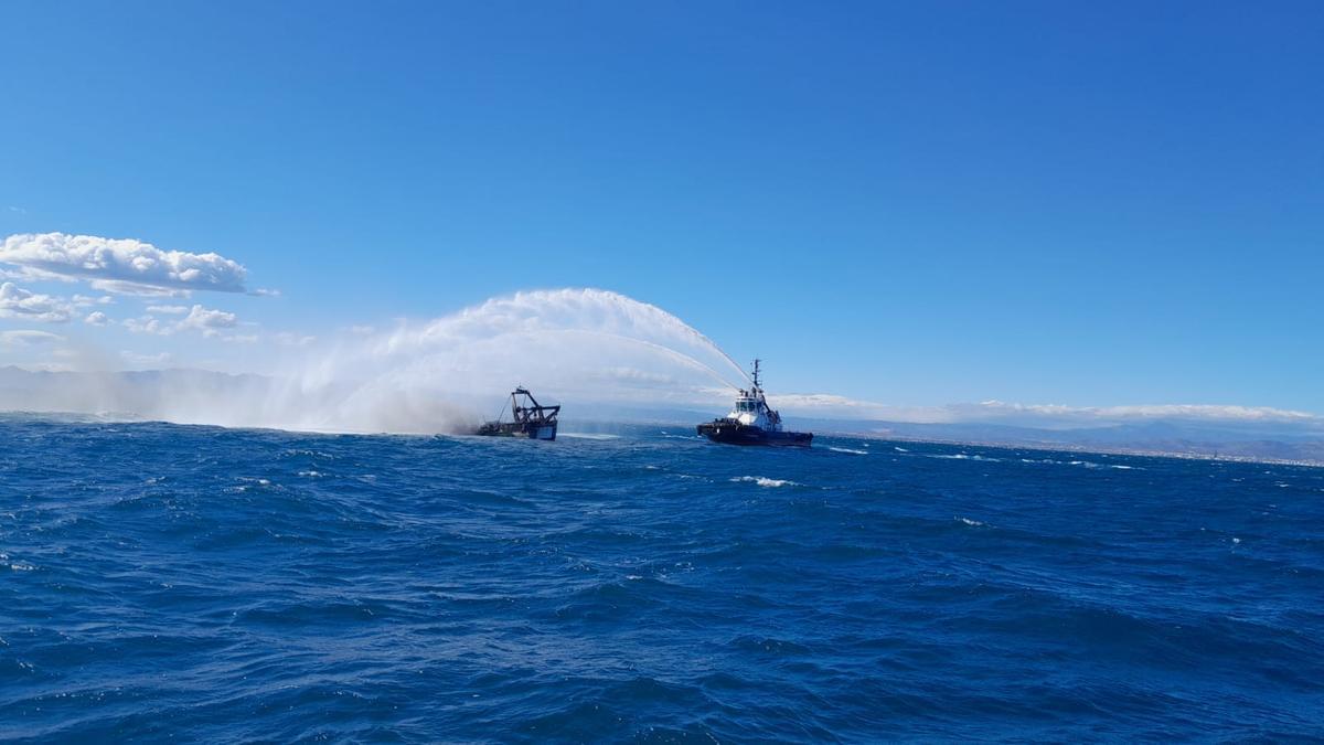 Momento de la extinción de las llamas en alta mar