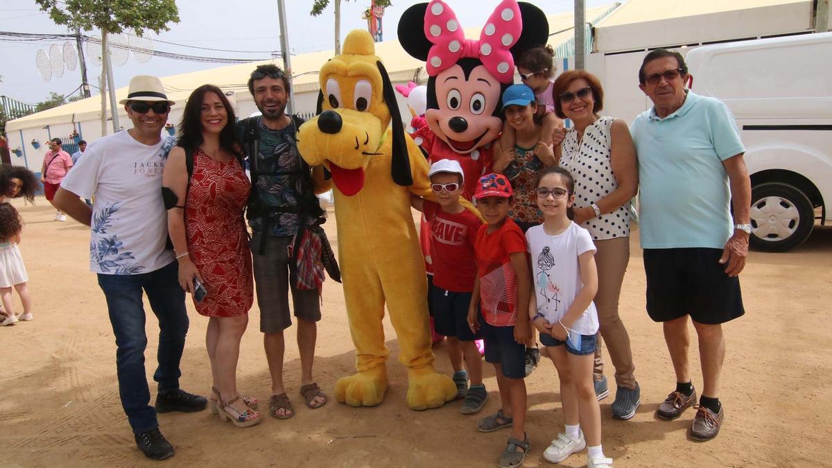 Familiares con sus hijos posan con mascotas en la Feria de Córdoba, este domingo.