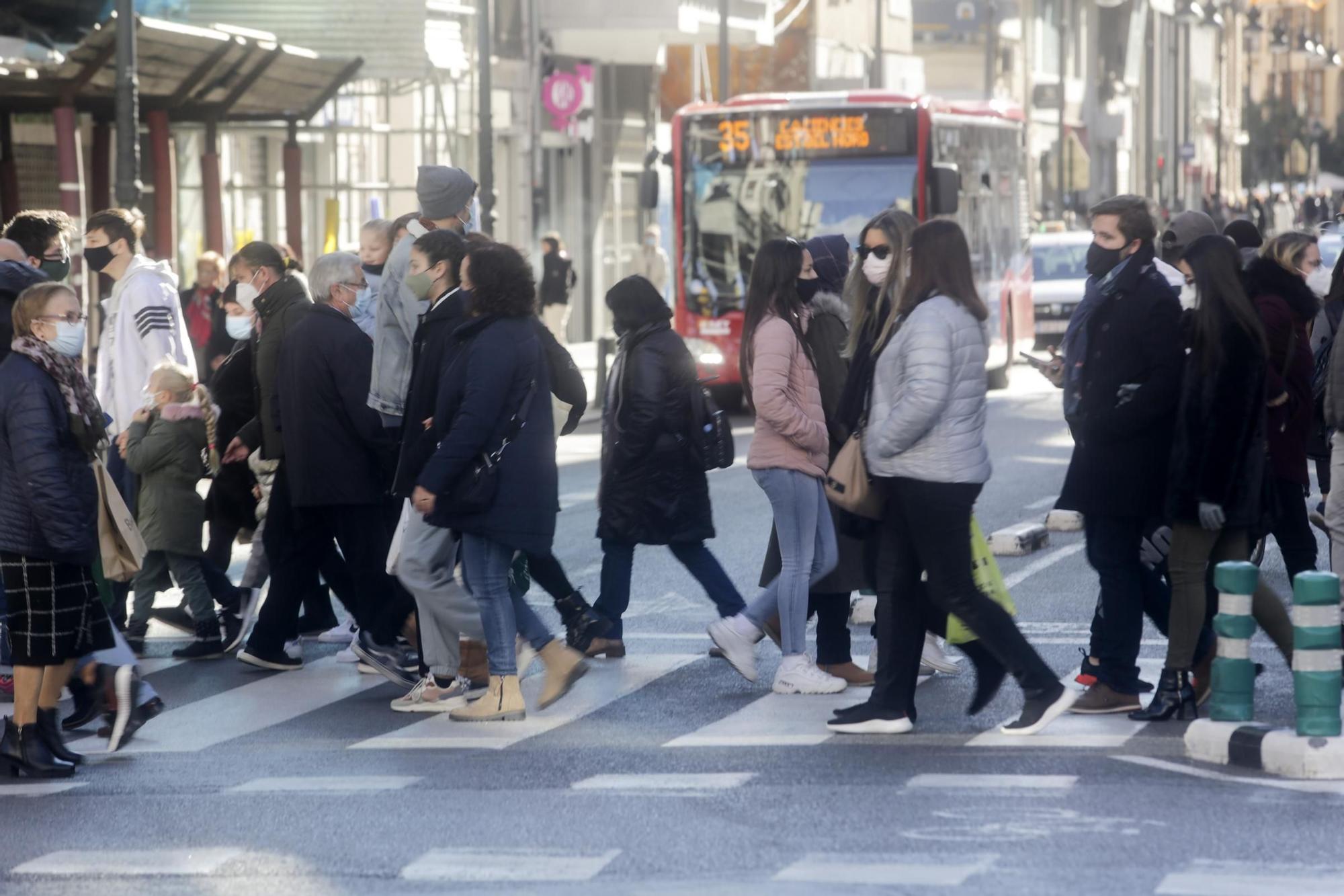 Aglomeraciones en las tiendas del centro de València por las compras de Navidad