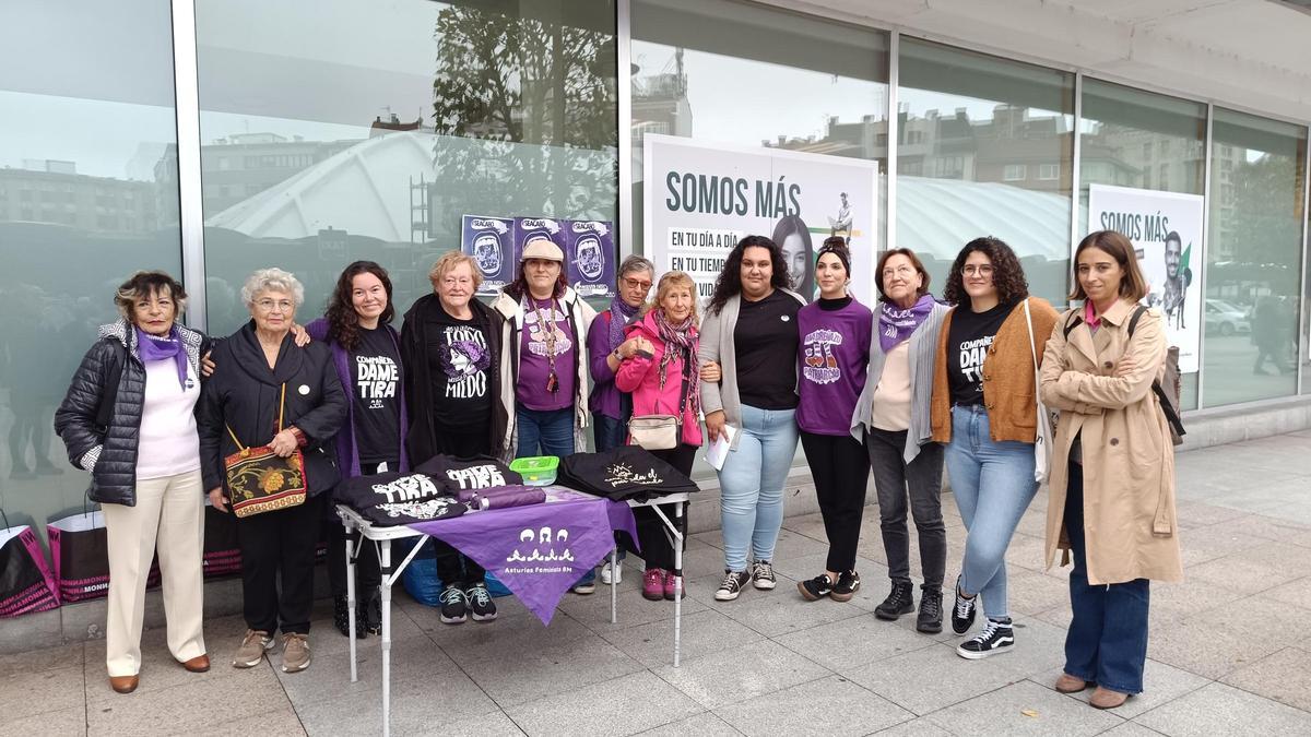 Grupo de mujeres que forman parte del colectivo Asturies Feminista 8M con la concejal de Podemos Siero, Silvia Tárano.