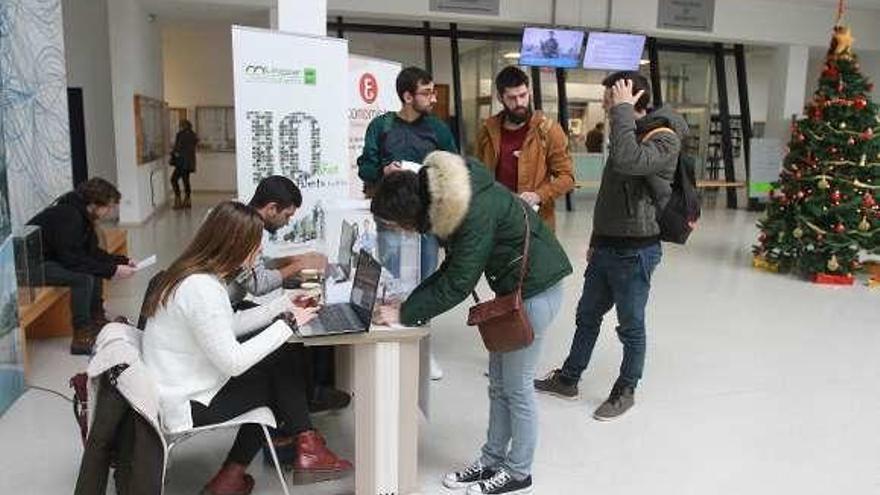 Una de las dos mesas instaladas ayer en el campus. // Iñaki Osorio