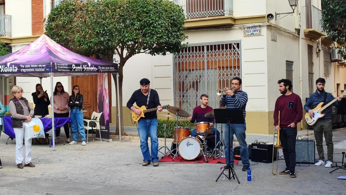 También ha habido una actuación musical como parte del acto reivindicativo.