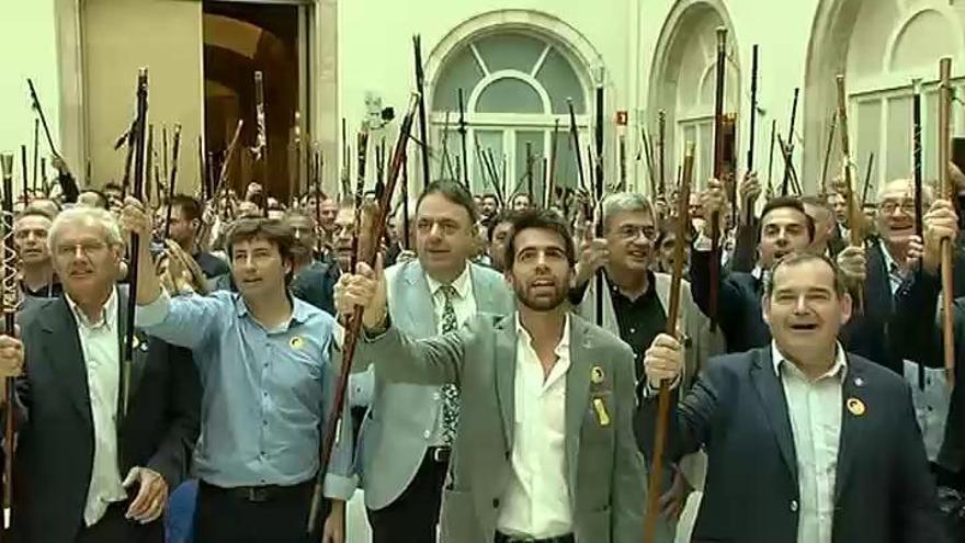 Unos 500 alcaldes catalanes claman por la independencia en el Parlament