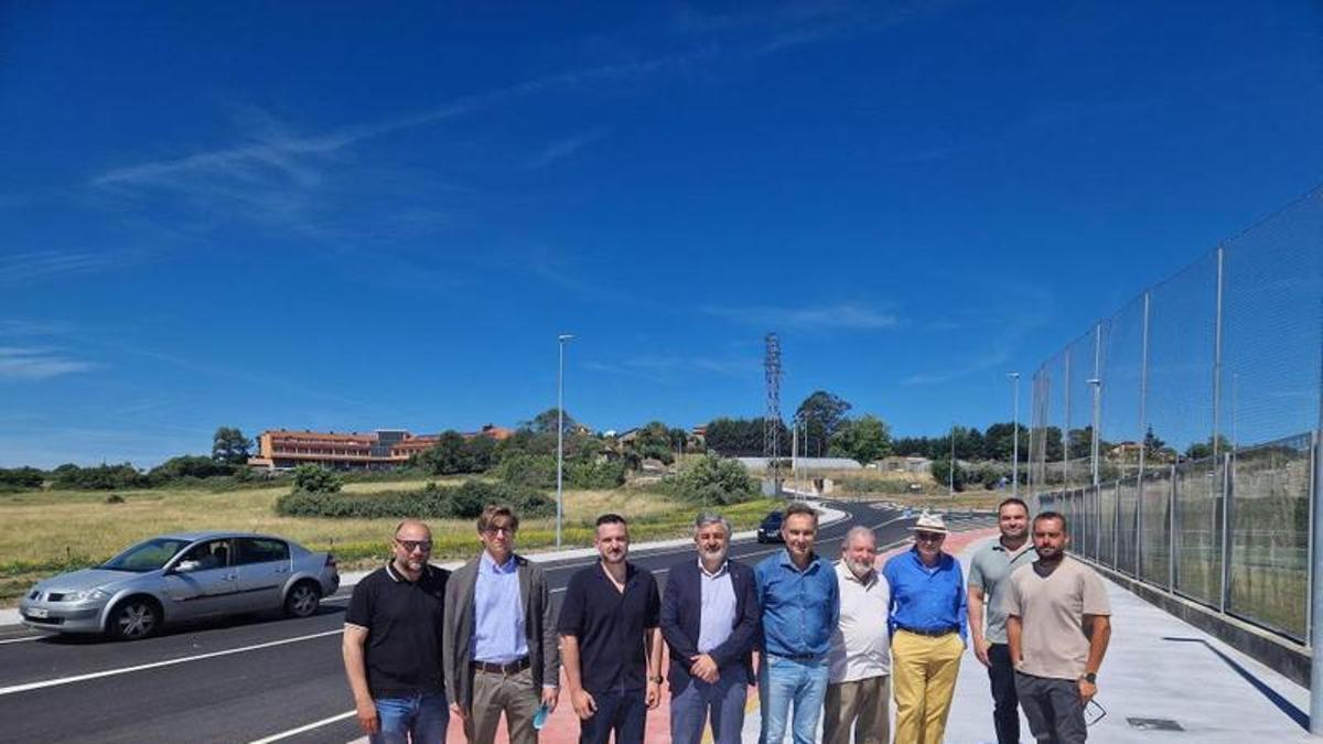 El alcalde de Gozón con repsonsables del Principado esta mañana en los nuevos accesos a Luanco.