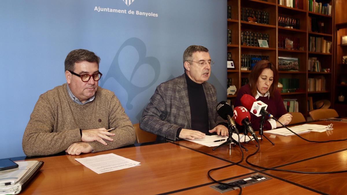 L'alcalde de Banyoles, Miquel Noguer, en una roda de premsa amb els tinents d'alcaldia Anna Tarafa i Albert Tubert.