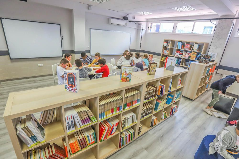 El centro pone en marcha un espacio multiusos para un alumnado diverso, con más de un 60% de extranjeros y muy bien acogido por la comunidad escolar de Orihuela Costa