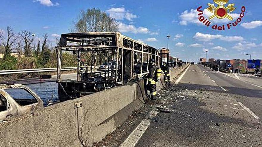 Milà Un conductor crema un autobús en protesta per la mort de migrants