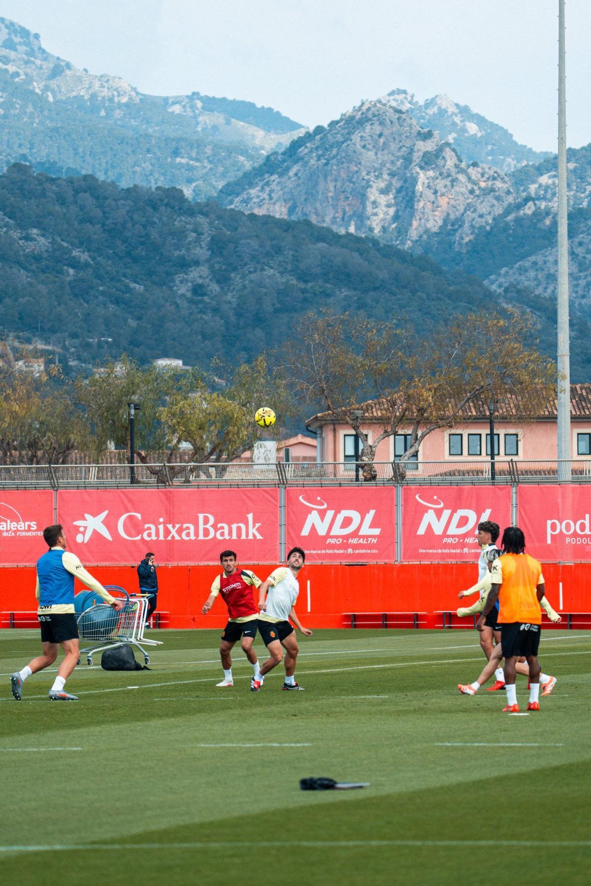 Varios jugadores del Mallorca, ayer durante un ejercicio en Son Bibiloni.