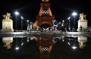 París arriesga y salva una inauguración marcada por la lluvia