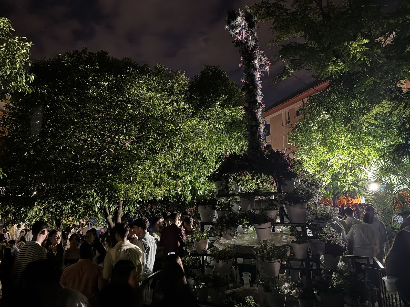 La tercera noche de cruces, en imágenes