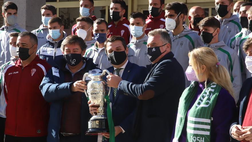 El alcalde recibe al Córdoba CF con el título de la Copa RFEF