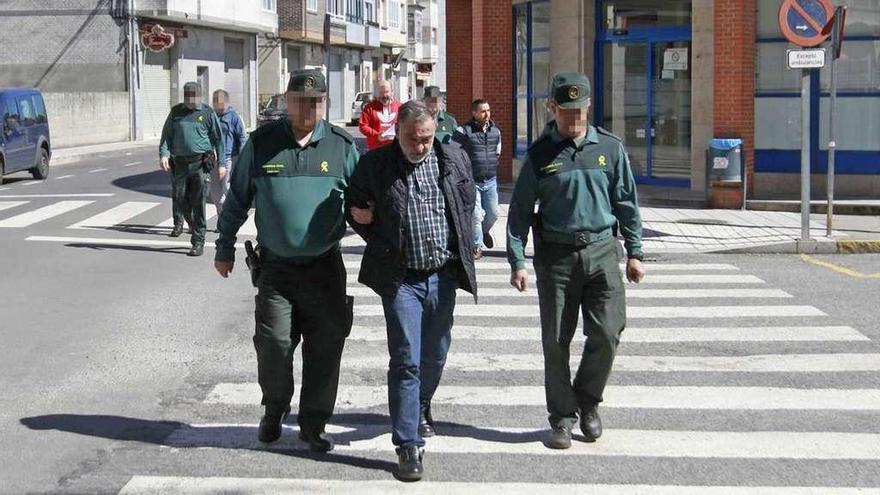 Dos de los detenidos, bajo custodia de la Guardia Civil, de camino al juzgado de Xinzo. // Jesús Regal