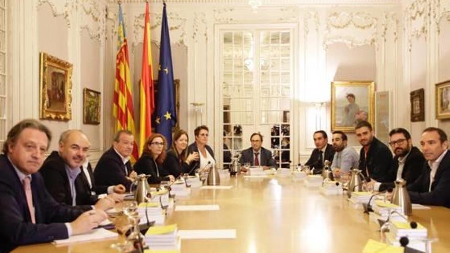 El conseller Soler, al fondo, durante la comisión mixta Consell-Corts celebrada ayer.