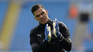 Ederson: Uno de los mejores porteros en el panorama actual. Termina contrato en 2026 y su valor de mercado es de 45 millones de euros. Su salida podría ser una de las más fáciles, por posición y rendimiento, si el City acaba por ser sancionado