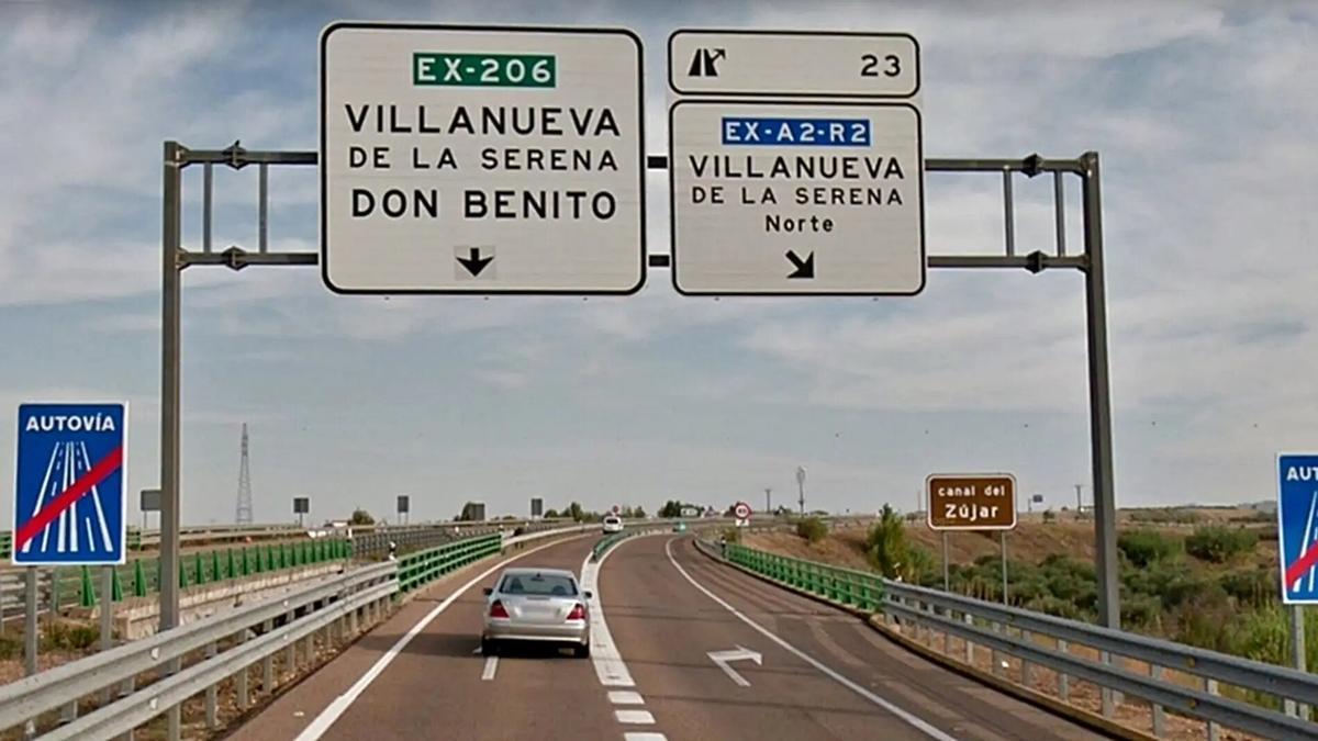 Señales en la entrada de Villanueva y Don Benito.