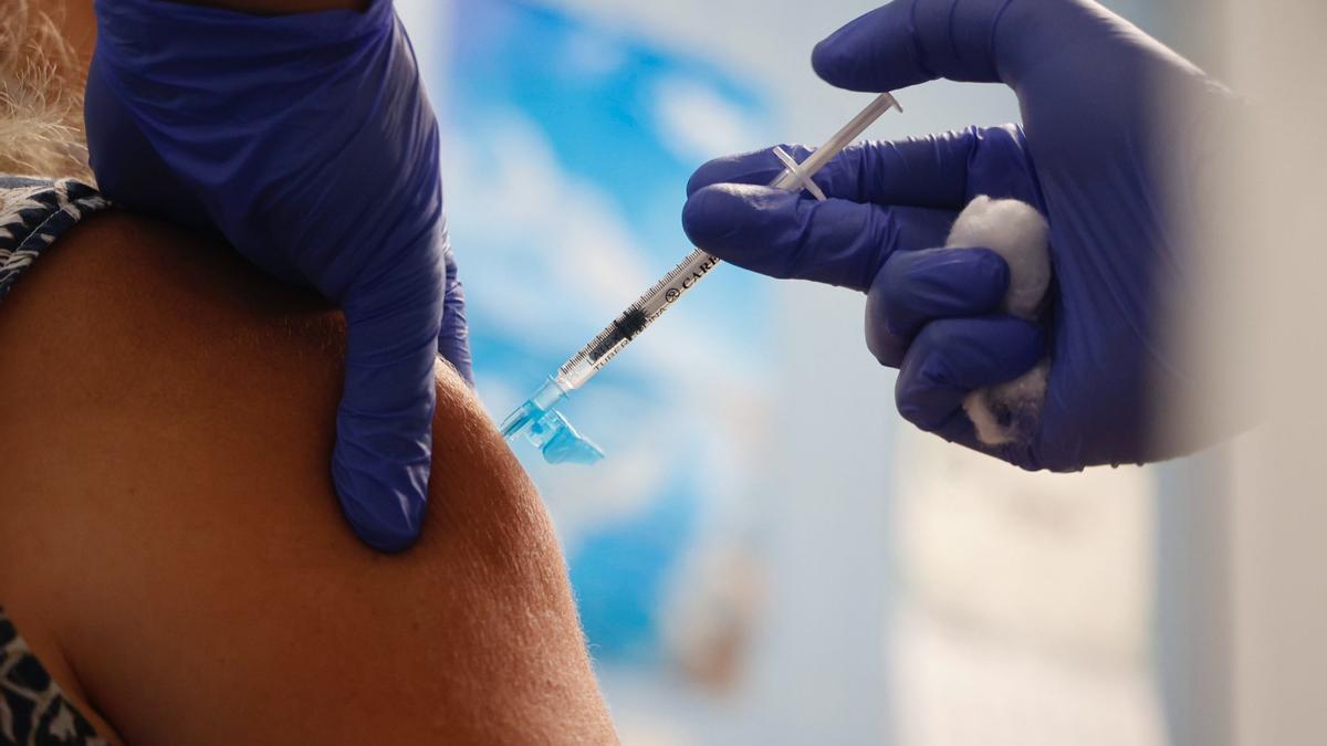 Sanidad instalará diez vacunódromos durante los fines de semana a partir del 3 de noviembre.