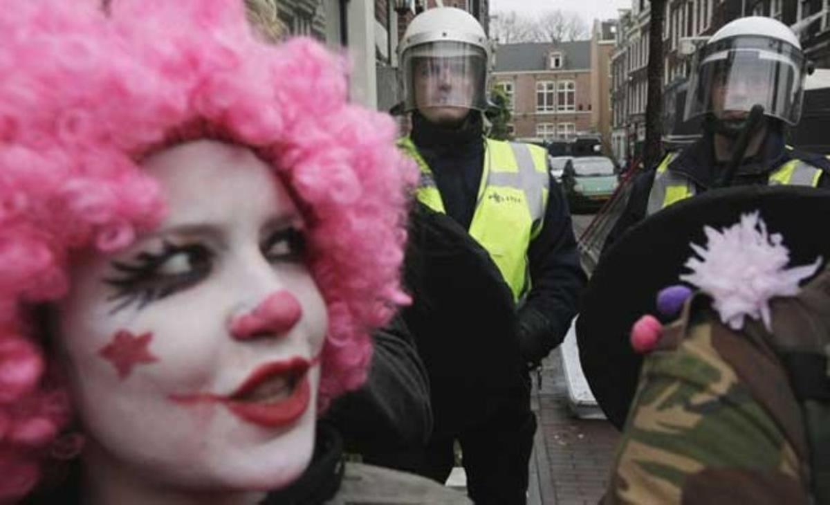Un manifestant mira els antiavalots a Amsterdam (Holanda), encarregats de treure uns okupes d’uns edificis buits. La justícia del país ha ordenat suspendre els desallotjaments, adduint que la nova llei de desallotjament holandesa entra en conflicte amb els tractats europeus de drets humans.