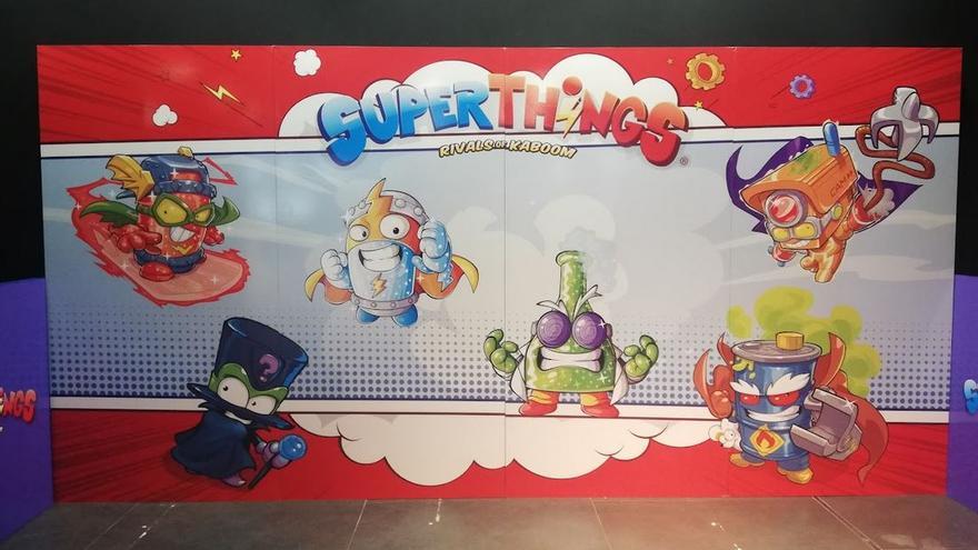 Los niños que visiten la exposición los sábado y domingos podrán conocer a uno de los personajes de Superthings.