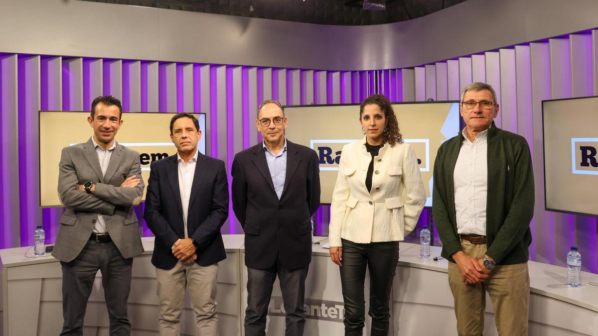 El periodista Juanma Romero junto a Juan Arbona, Carlos Baixauli, Elena Domínguez y Vicente Faro en Levante TV.