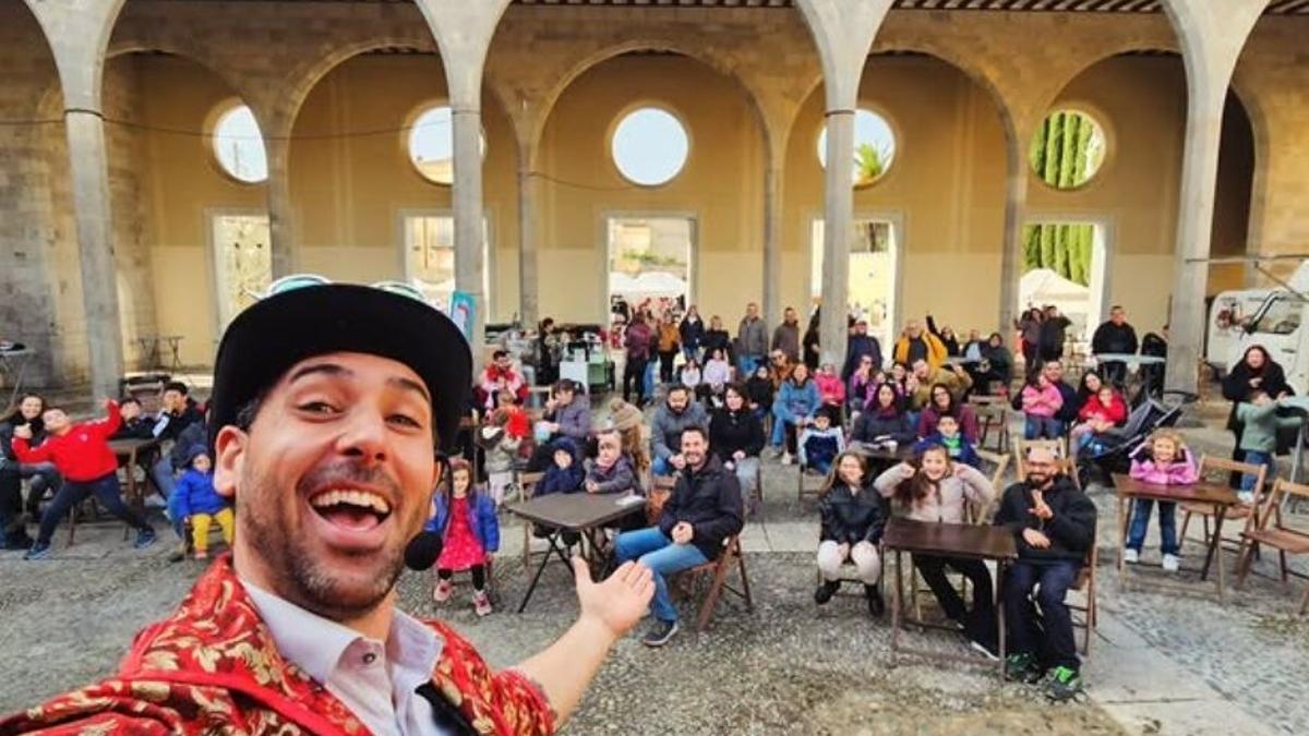Espectacle de màgia a la fira de Nadal de Castelló d'Empúries 2025 impulsada per l'Assocació de Comerciants i Empresaris de Castelló d’Empúries i Empuriabrava