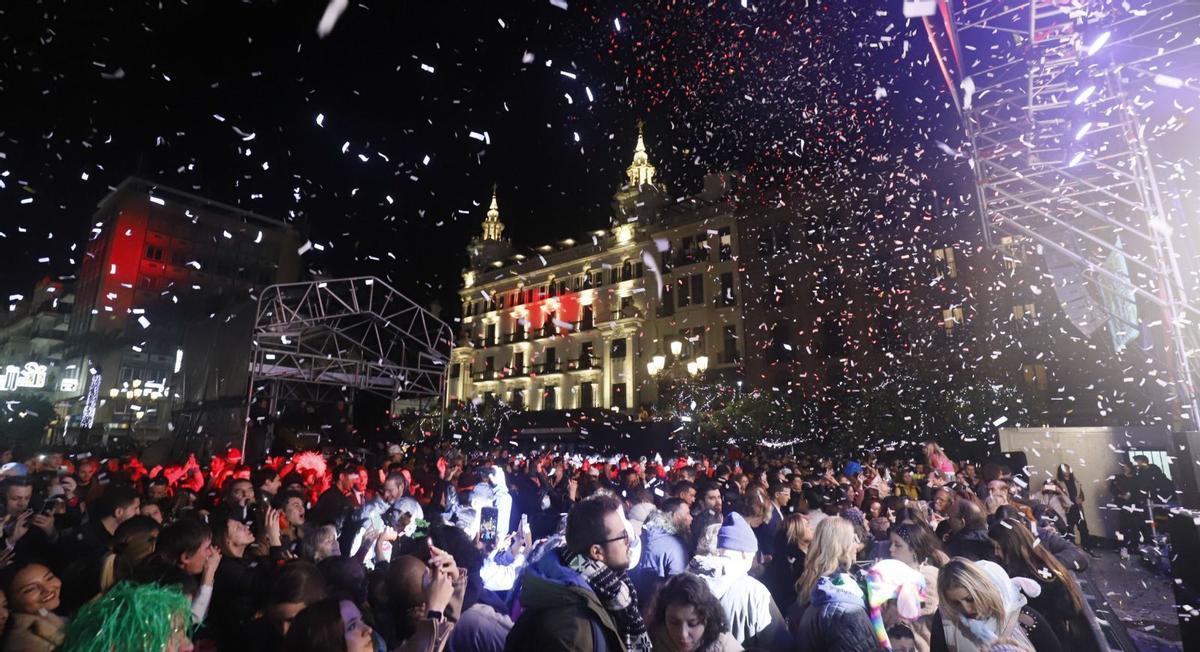 Una imagen de cómo recibió la plaza de Las Tendillas el año que ya se acaba, en la fiesta de Nochevieja que organizó el Ayuntamiento. | A.J. GONZÁLEZ
