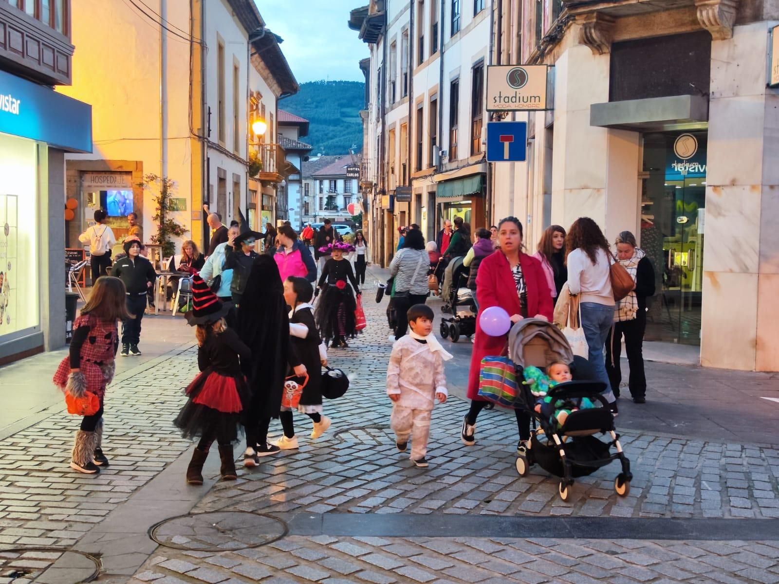 'Truco o trato': brujas, vampiros y fantasmas invaden Villaviciosa en una tarde terrorífica