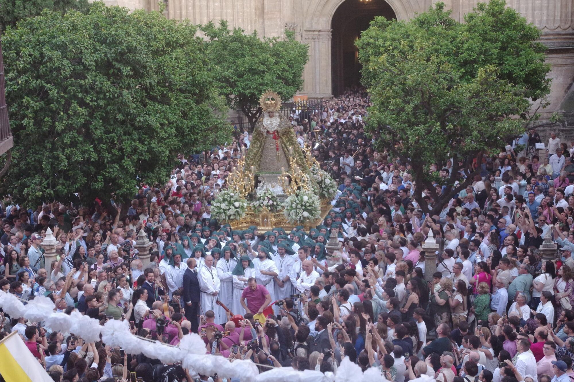 Procesión triunfal de regreso de la Virgen de la Esperanza a su basílica tras su peregrinación a Roma