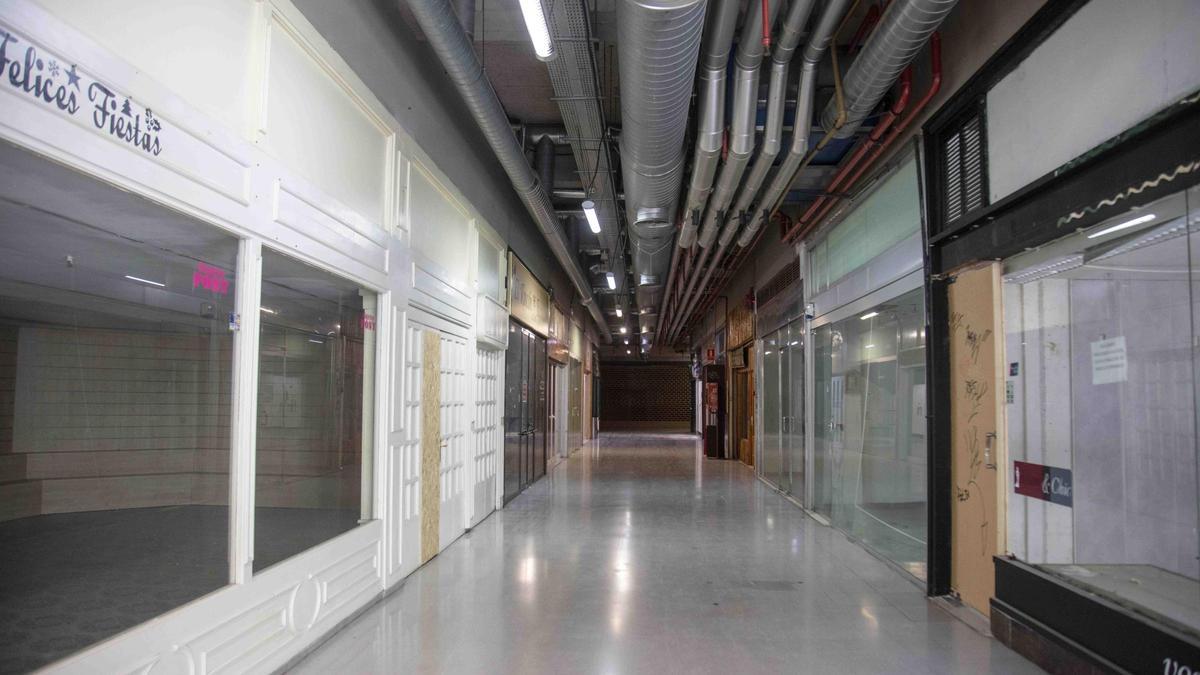 Cort comprará los locales comerciales de la plaza Major.