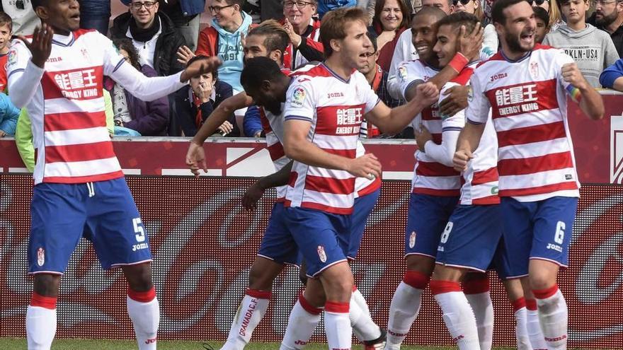 El asturiano Lombán, a la derecha, celebra el segundo gol del Granada.