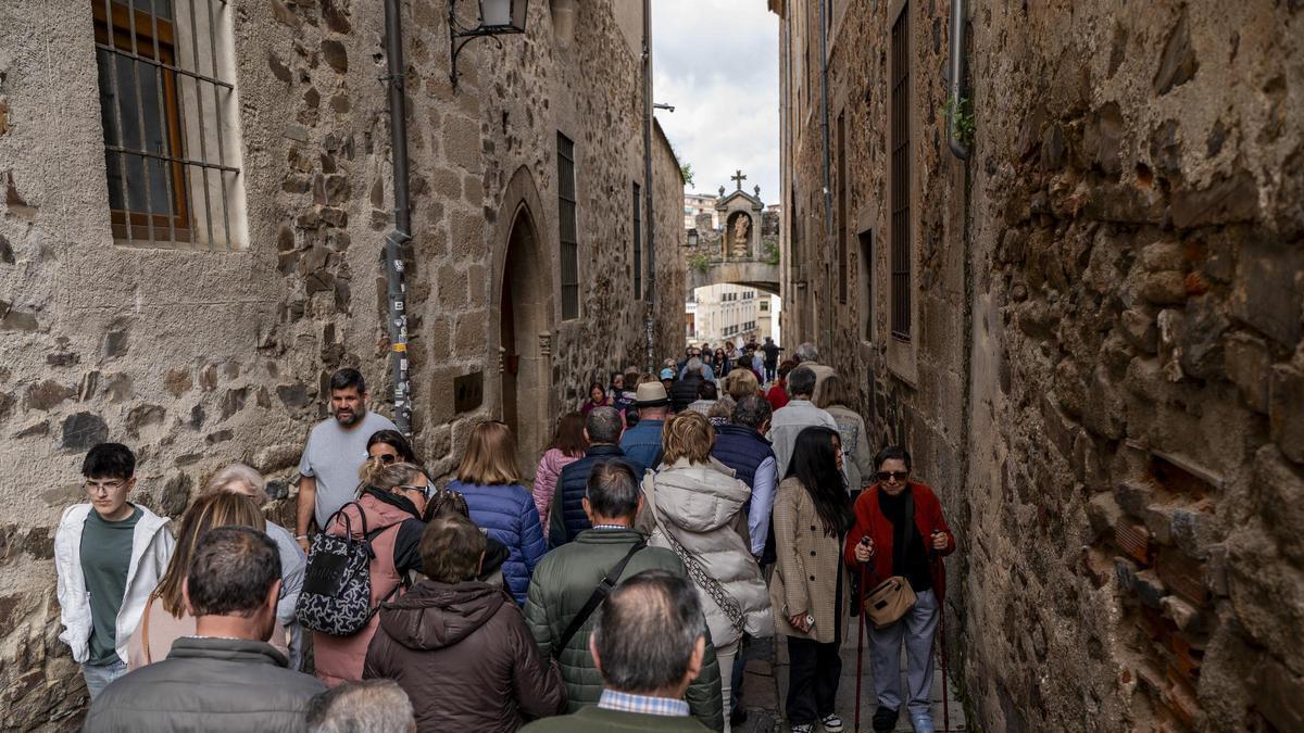 Turistas en el casco antiguo de Cáceres.