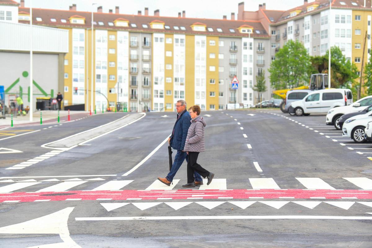 Una pareja camina por el nuevo vial de la Avenida de A Sardiñeira