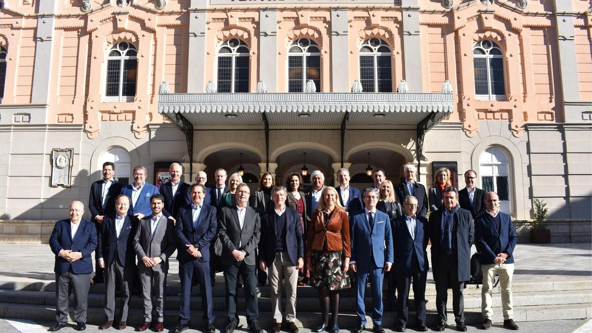 Fotografía de los presidentes de las asociaciones territoriales de la empresa familiar junto con el presidente del IEF, Ignacio Rivera (primera fila, cuarto por la izquierda), el alcalde de Murcia Jose Antonio Serrano (quinto por la izda) y el anfitrión, el presidente de la Asociación Murciana de la Empresa Familiar, Jose María Tortosa (sexto por la izda).