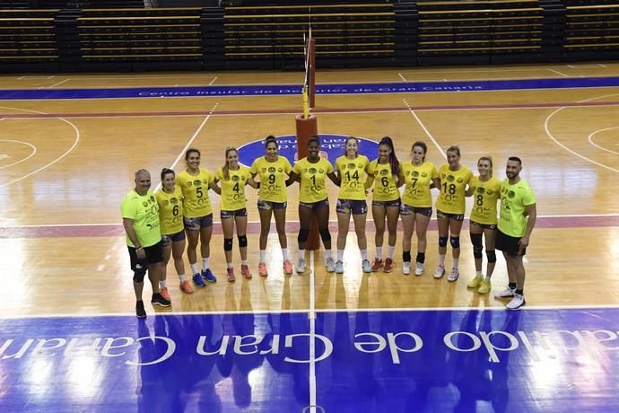 25-02-20 DEPORTES. CENTRO INSULAR DE LOS DEPORTES. LAS PALMAS DE GRAN CANARIA. Entrenamiento y foto de grupo del equipo femenino de volleyball IBSA 7 Palmas.    Fotos: Juan Castro.  | 25/02/2020 | Fotógrafo: Juan Carlos Castro