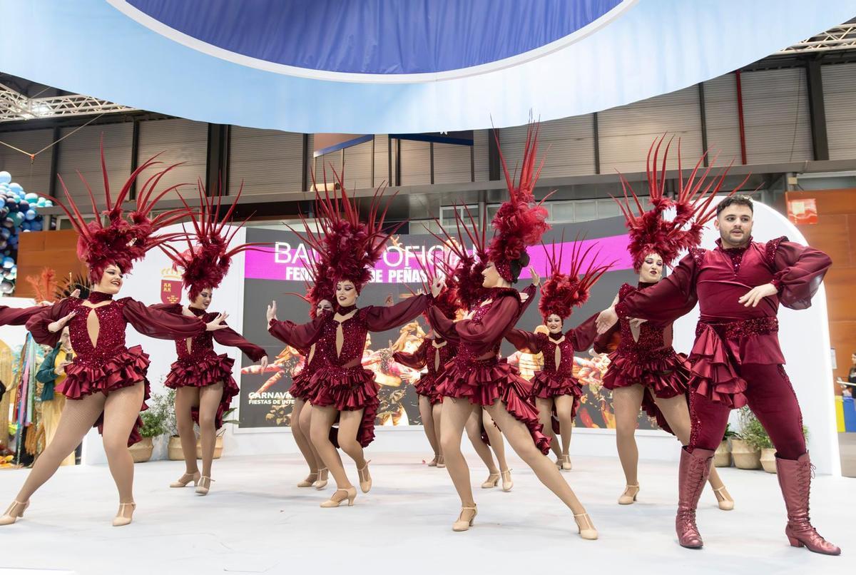 El Carnaval de Águilas se trasladó a Fitur con una representación en la que participaron peñas, personajes emblemáticos y el ballet oficial.