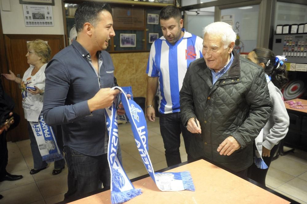 El extécnico deportivista Arsenio Iglesias y los jugadores Laure y  Bruno Gama acompañana a los miembros de la peña que dirige Julio Piñón.