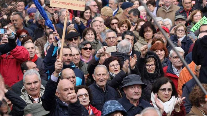 Pensionistas al final de la manifestación, en el paseo de Begoña.