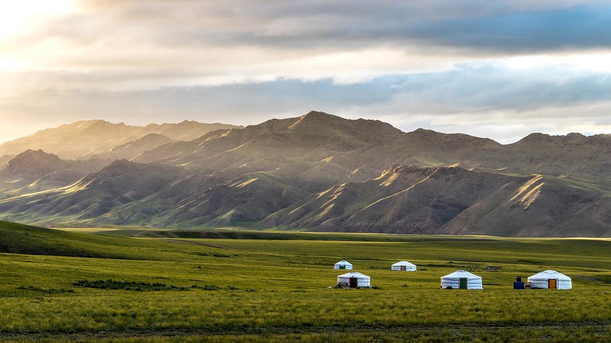 Los campamentos de gers permiten acercarse a la vida nómada mongola en plena estepa, entre montañas, silencio y horizontes abiertos.