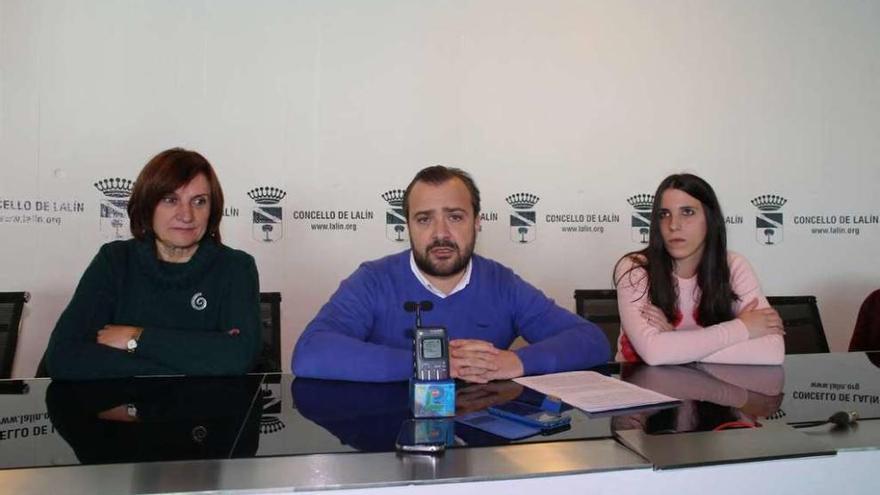 Celia Alonso, Rafael Cuiña y Lara R. Peña presentaron ayer el &quot;Alvaro Cunqueiro&quot;. // Bernabé/Gutier