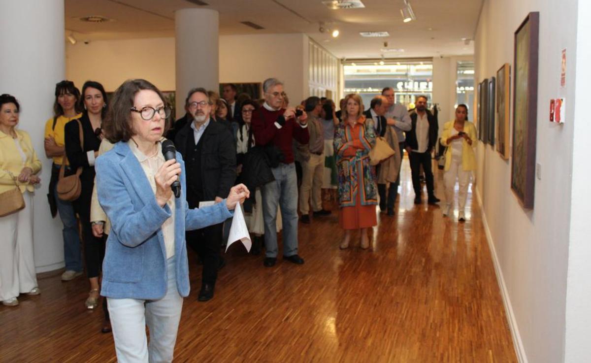 La artista guía a los asistentes por su exposición.  | JER OSPINA