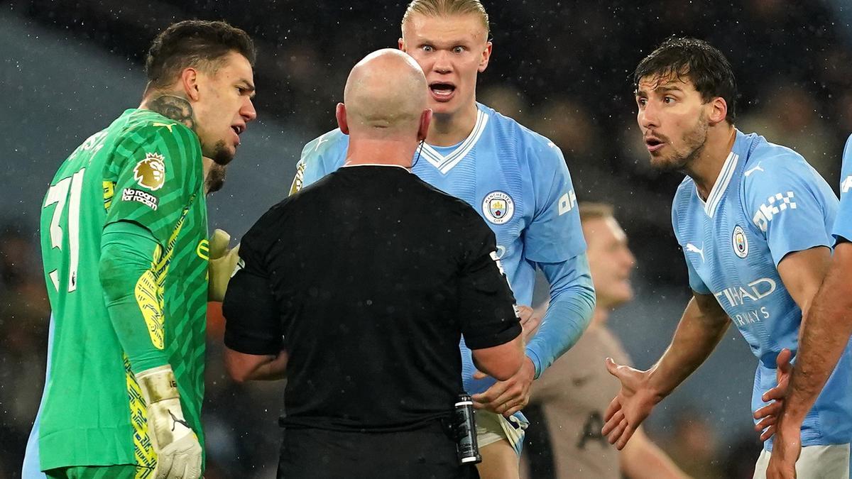 Erling Haaland, Ederson y Ruben Dias rodean al colegiado Simon Hooper tras el partido ante el Tottenham Hotspur