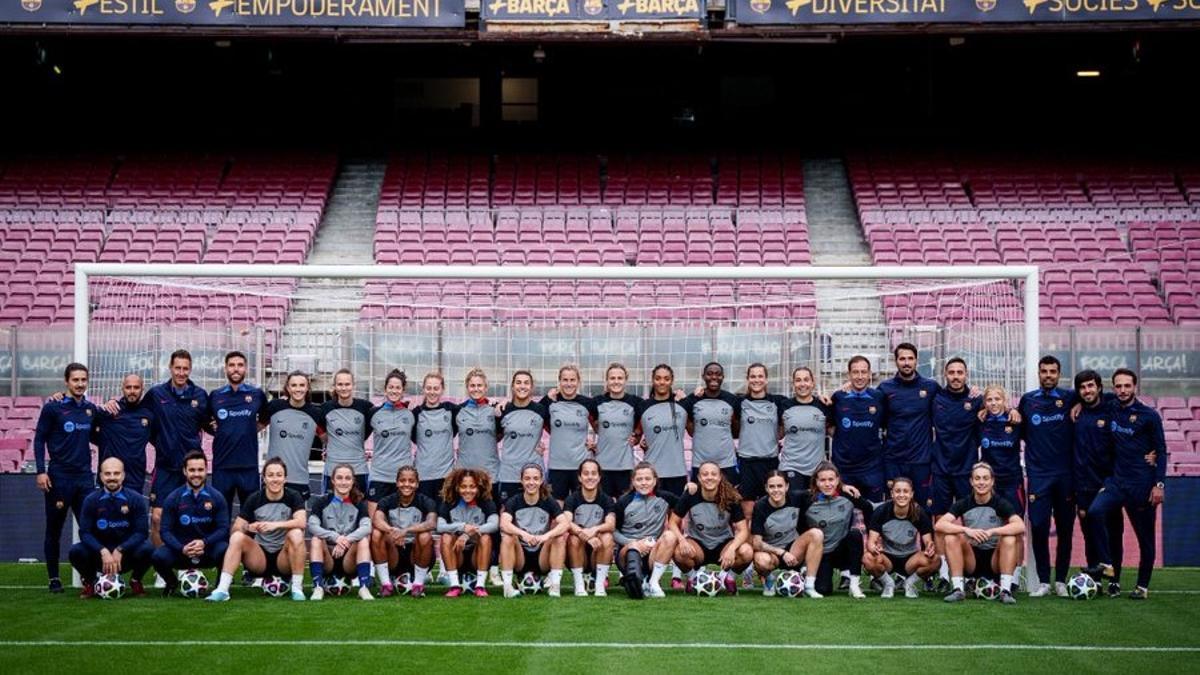 Las jugadoras y cuerpo técnico del Barça posan en el Camp Nou antes del duelo de Champions con la Roma.