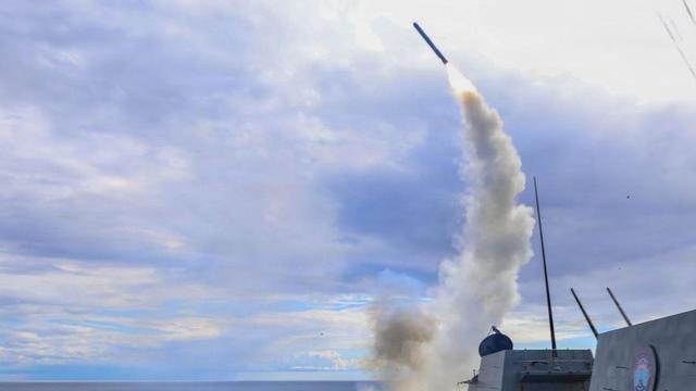 Llançament d’un míssil Tomahawk des d’un destructor nord-americà, l’1 de març. | CENTCOM / AFP