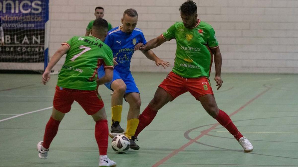 Magi trata de robar el balón, ayer ante Vadillos. | A. B.