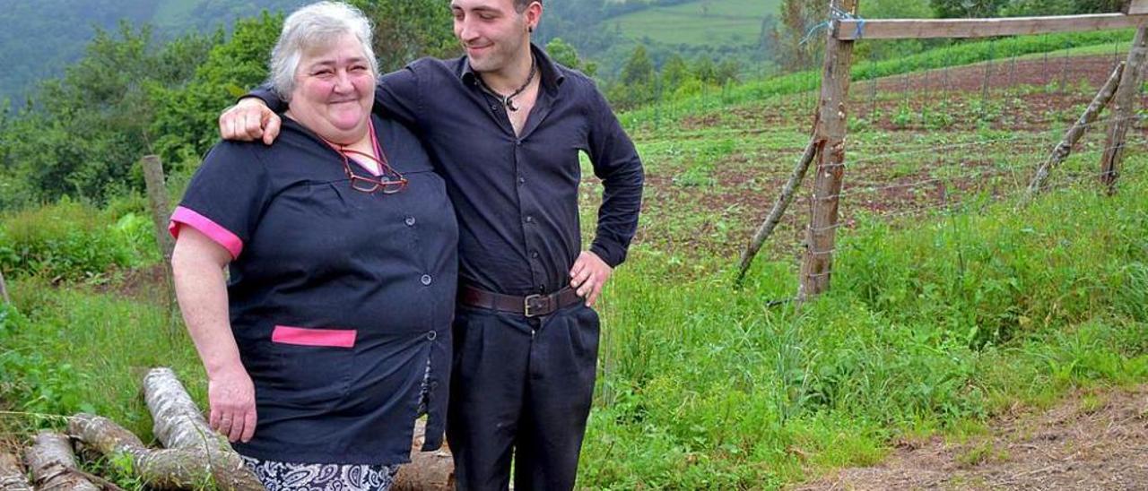 Marta Llavona García y su hijo Diego Rotella Llavona, en el exterior de su bar, en Vallés, en la carretera de Piedrafita (Villaviciosa).