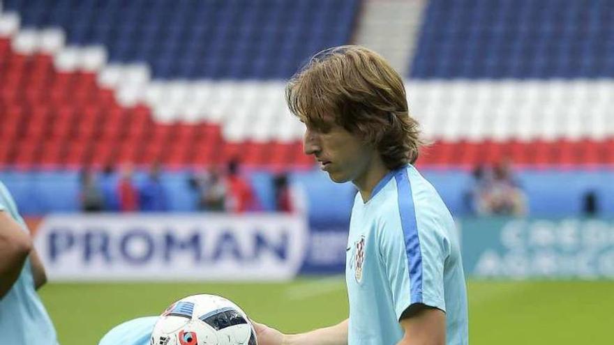 Modric, en un entrenamiento con Croacia. // Efe
