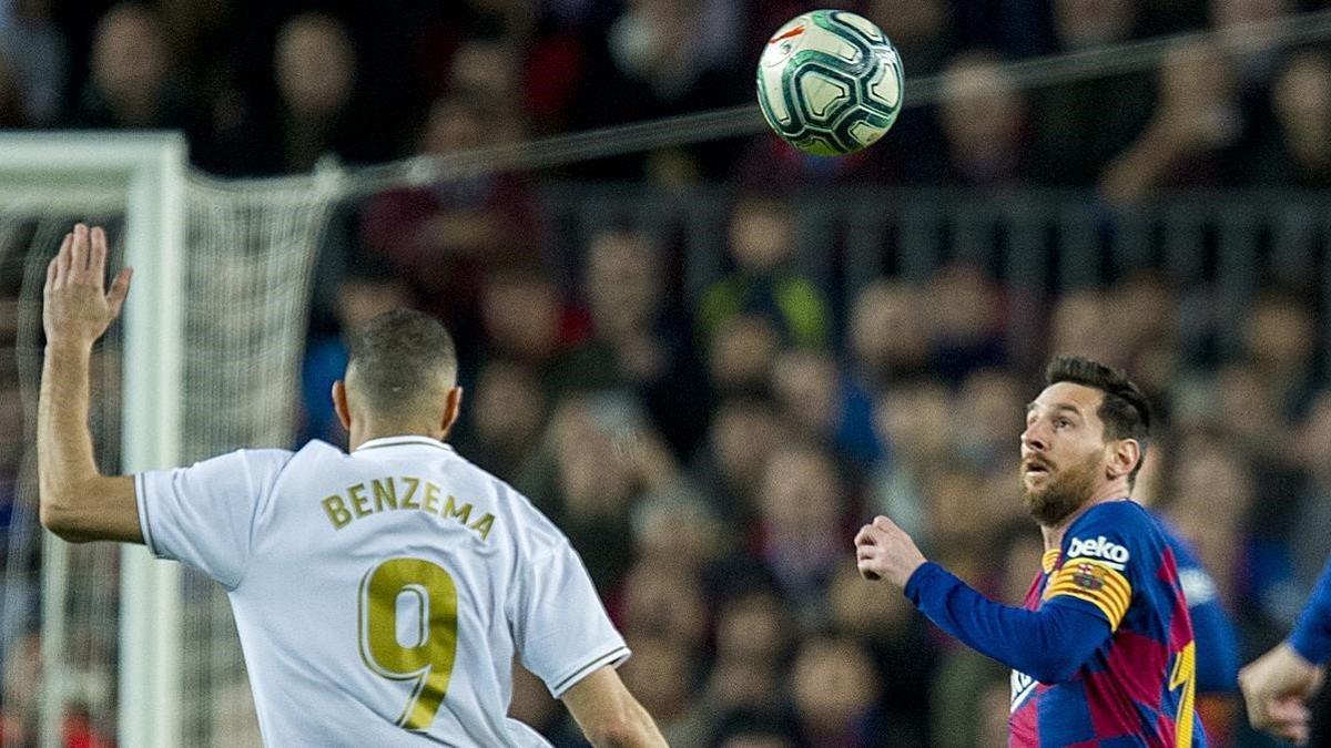 Benzema y Messi se disponen a pugnar por el balón en el clásico del Camp Noui de diciembre del 2019.