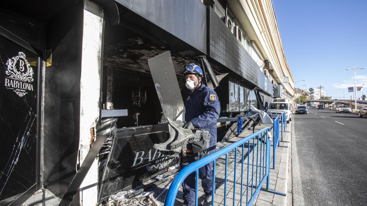 Un agente de la Policía Científica en la discoteca incendiada en Alicante.