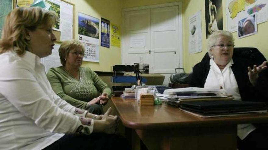 Manuela García Seijo, con dos enfermas de fibriomialgia, en la sede del colectivo, en 2011.